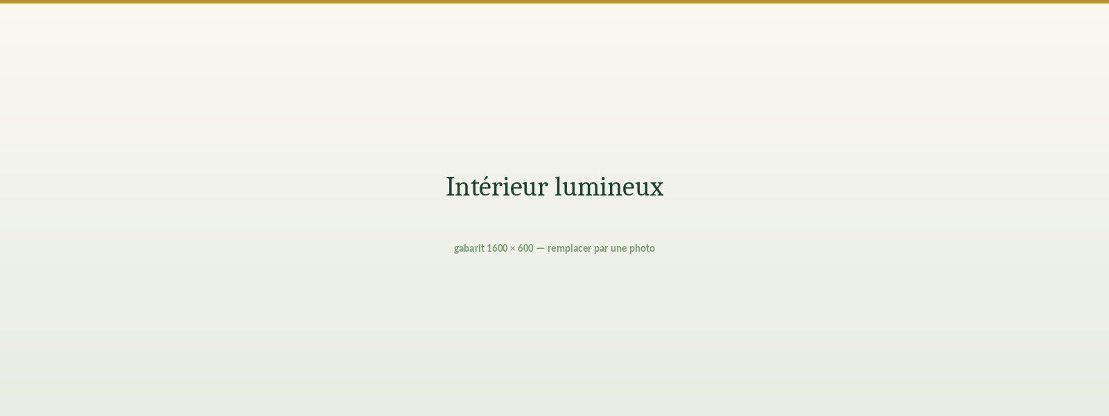 Un intérieur clair et rangé, baigné de lumière naturelle
