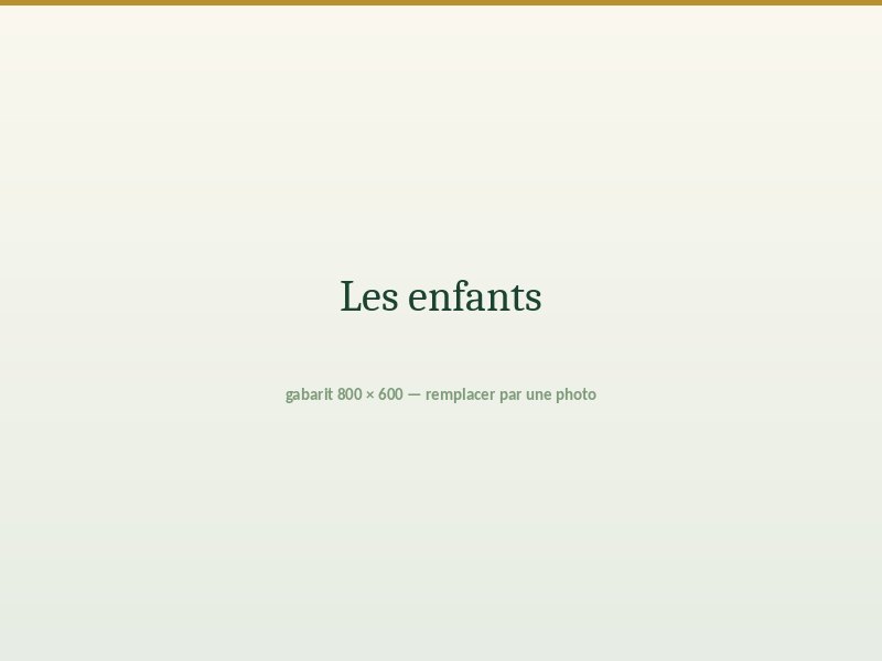Enfant faisant ses devoirs à la table de la cuisine